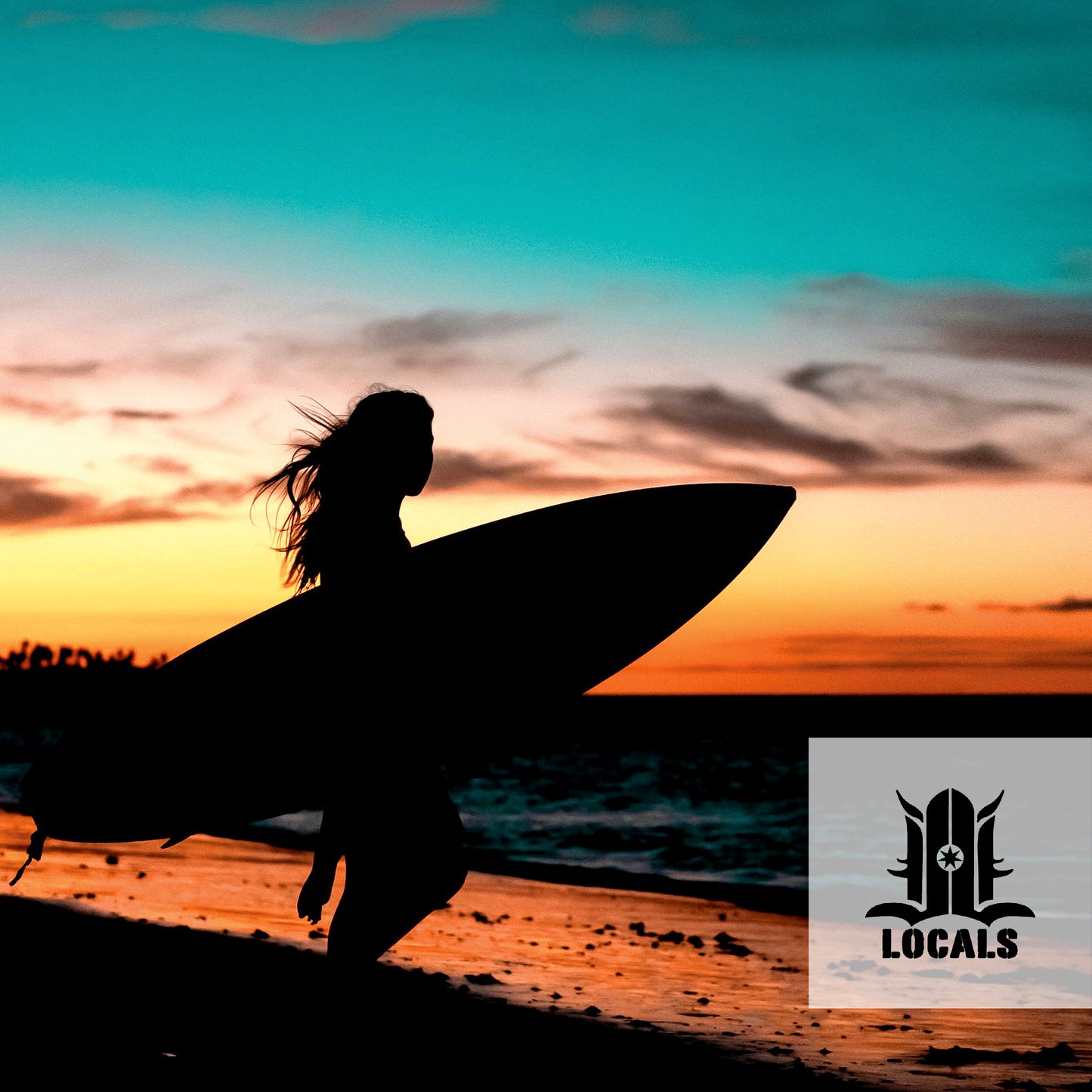 Photo of a girl at dusk, holding a surfboard on the beach with a beautiful sunset in the background
